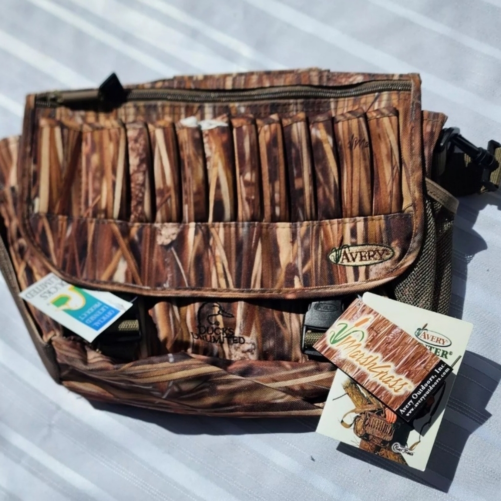 Avery Power Hunter Shoulder Bag Camoflague Ducks Unlimited LogoThis Avery Power